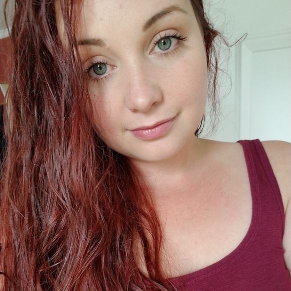 Meet your Posher, Nicole - Picture 1 of 2